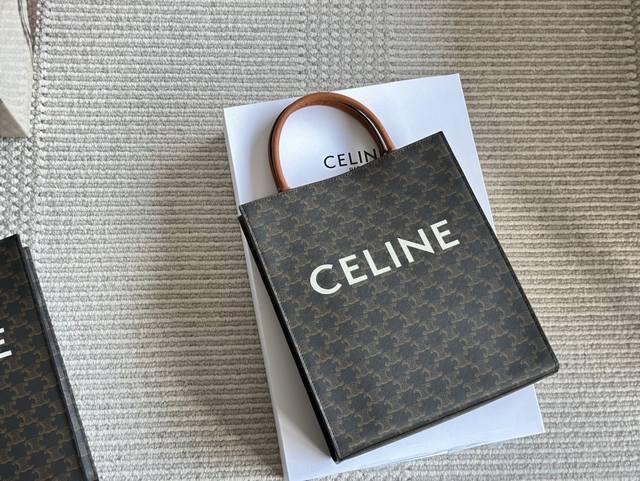 Celine老花托特包 为啥 是celine必入款国 之前一直被安利celine Tote, 刚好现在有了mini和大号两个size■ Celine老花魅力依然