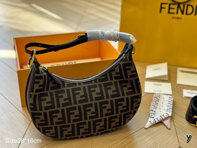 折叠盒 Fendi 春夏 Fendigraphy半月 包j Fendi 春夏季全新fendigraphy手袋的来 咯圖期待已久~秀上就相中了这款回回画 猛的一看