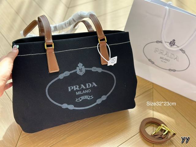 Size：32*23Cm Prada 经典购物袋！ 够大够方便！ 作为prada购物袋入门级手袋，它的的确确是一直实用且耐用的款， 轻便舒适又实用！