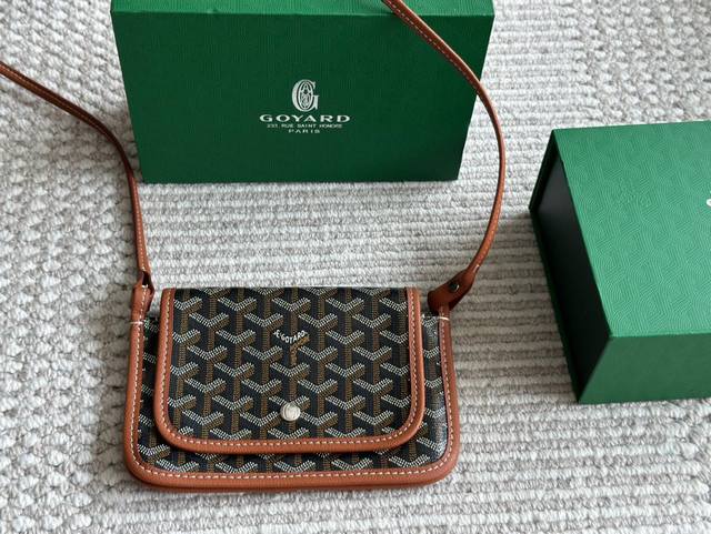 配盒 Size：21 13Cm 戈雅 Goyard Plumet Woc 信封包 男生女生用！ 上身效果绝绝子~ 日常非常好搭配哦~ 男生女生都可以入手！