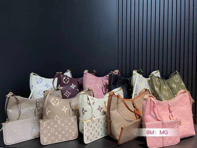 Lv Carryall 年度包王 带有蝴蝶结的腋下包喜欢吗， 内附一只收纳零钱包， 性价比颜值超在线了 ！ 单肩斜挎完全没问题 怎么背都很好看！ 尺寸：30*2