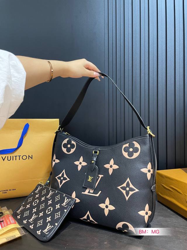 Lv Carryall 年度包王 带有蝴蝶结的腋下包喜欢吗， 内附一只收纳零钱包， 性价比颜值超在线了 ！ 单肩斜挎完全没问题 怎么背都很好看！ 尺寸：30*2