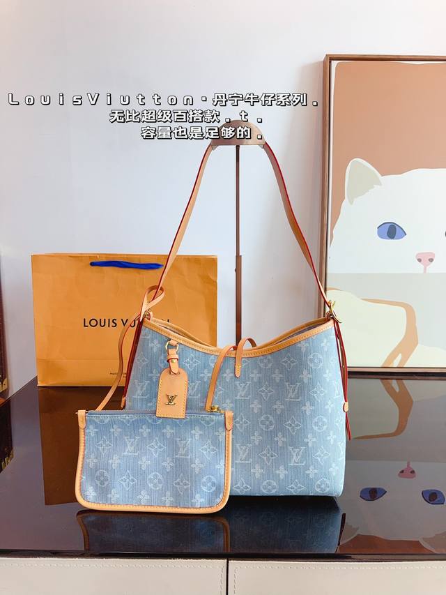 配礼盒. Lv 丹宁牛仔carryall 新款通勤包颜值实用 Carryall V7月新款，可斜挎、单肩。容量保证，敞口磁铁吸内扣取放平板小电脑非常方便，设计比