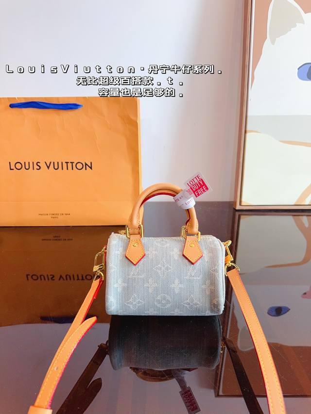 配礼盒. Lv Speedy Nano丹宁枕头包 这款retiro 手袋以标志性的lv老花面料制成，搭配奢华的变色牛皮饰边，经典永恒。优雅低调的外形设计和宽敞的