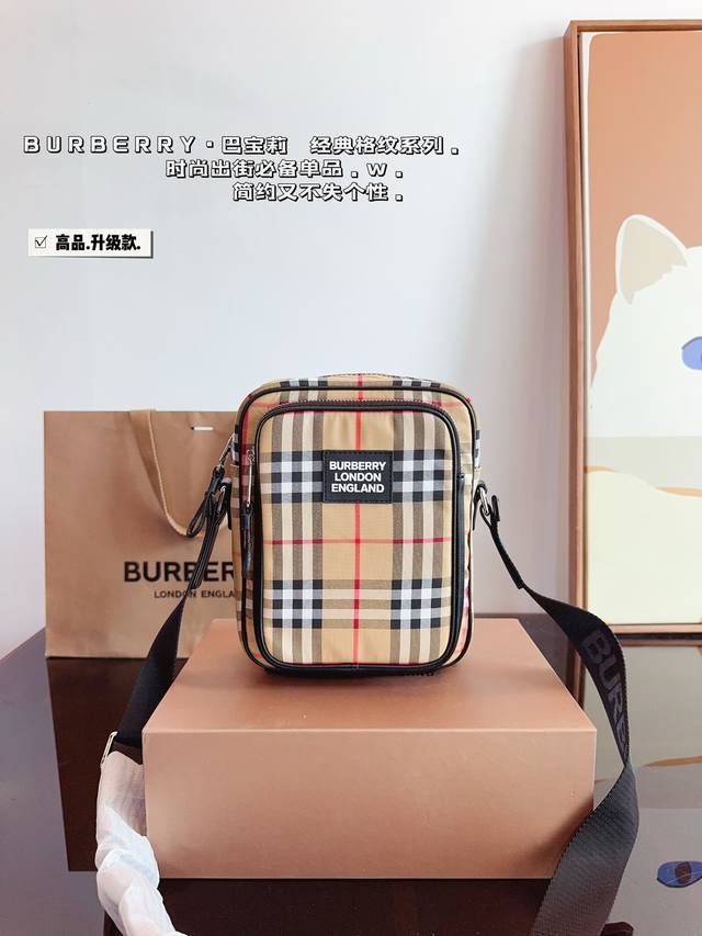 配礼盒. 巴宝莉 Burberry 尼龙相机包 百搭到没朋友 就是酷 时尚感超强 辦识度很高 材质超轻很能装，上身也帅气尺寸：17*8*22Cm