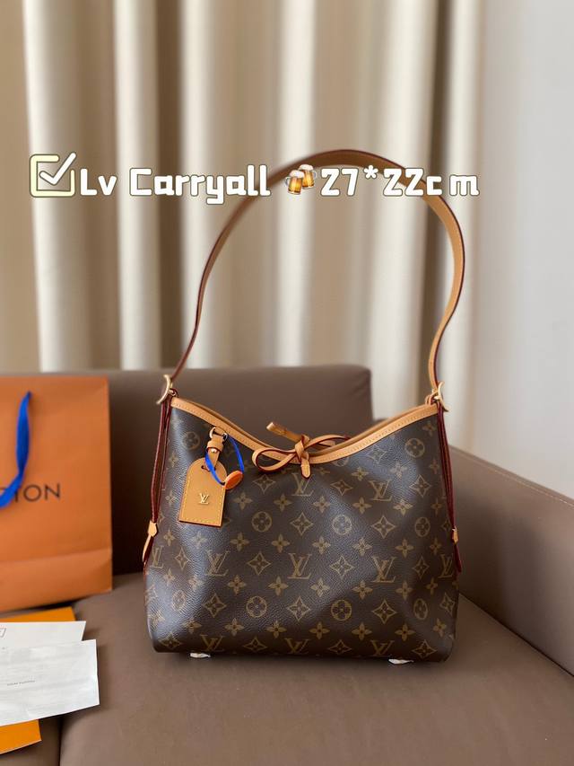 Lv Carryall 配内胆 无论是外观还是实用性都下了功夫的carryall腋下包，自重轻容量大；肩带自由调节长度，腋下包到单肩及腰上身效果都很好看，还配送