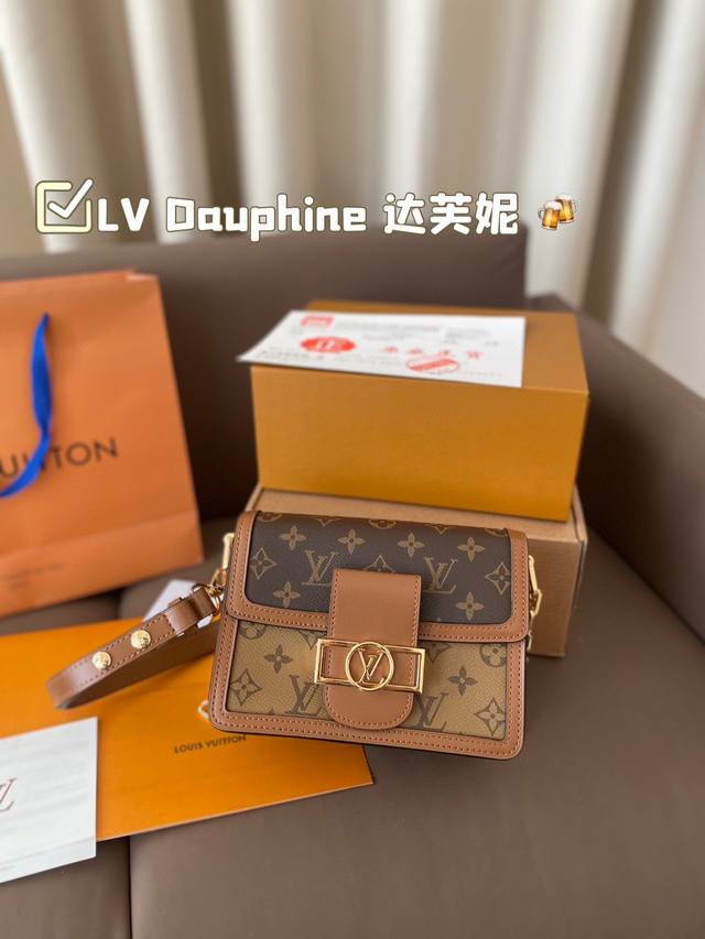 小号 折叠盒 Lv 经典系列dauphine 达芙妮woc～ 小巧精致，老花经典，美爆了 斜背可手拿，实用性强 复古时髦，通勤逛街都很吸睛 尺寸 20*15