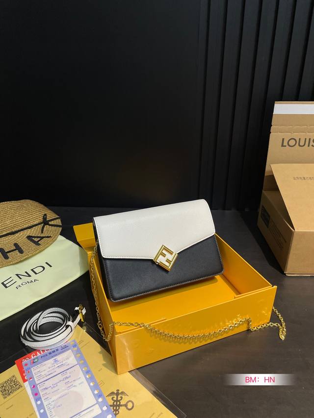 配折叠礼盒 芬迪fendi 春夏新品 Wallet On Chain Fendi Woc 夏天的背心小短裤 怎么能少得了一个奶呼呼的woc呢 超级减龄 搭配性更