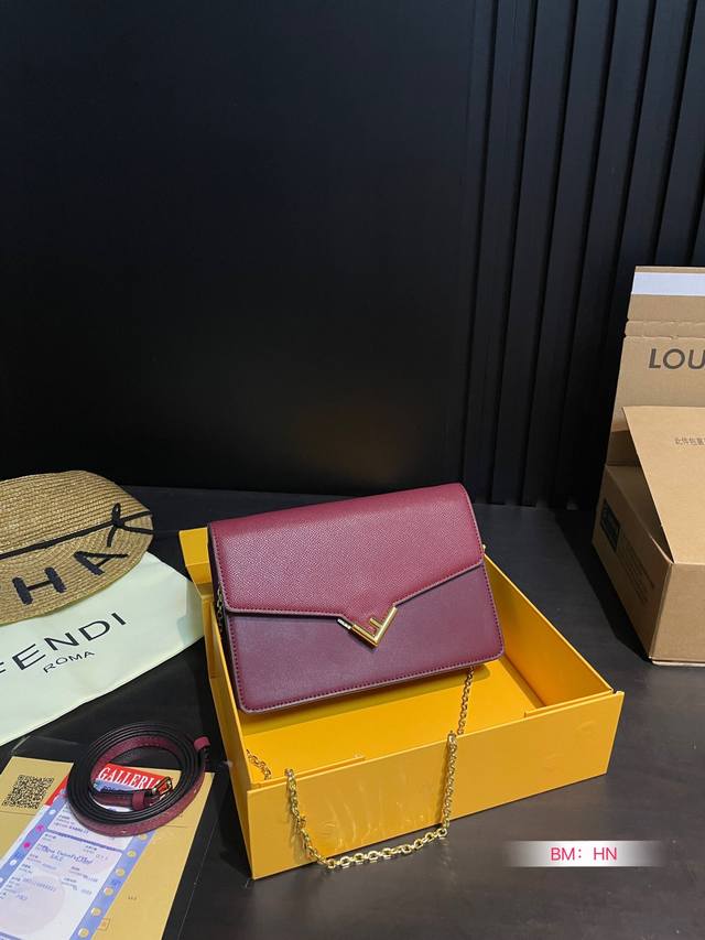 配折叠礼盒 芬迪fendi 春夏新品 Wallet On Chain Fendi Woc 夏天的背心小短裤 怎么能少得了一个奶呼呼的woc呢 超级减龄 搭配性更