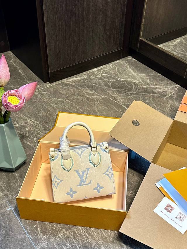 原单牛皮 折叠礼盒 官网飞机箱 Louis Vuitton 新品 心动不止一次 Lv Onthego Bb 家族再添爆款然 Onthego Bb 大象灰它来啦