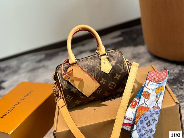 全套包装 Lv Speedy 枕头包 Lv Speedy 这款retiro 手袋以标志性 经典永恒。优雅低调的外形设计和宽敞的包身更加入了实用性 18Cm