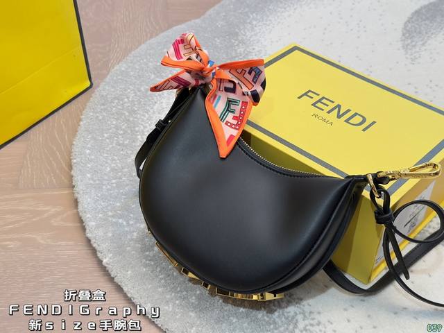 折叠盒 芬迪fendi Graphy 新size手腕包 只要你拎上就是仙女本仙好吗！ 除了日常必备小物件~ 还能将你的可爱与优雅统统收入囊中 让我看看是哪个小仙