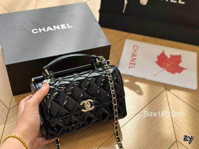 折叠盒 Chanel23K 秀款漆皮盒子包 Chanel这款漆皮包真的很好看 容量也很够我出门随身必备的都能装下可背可拎可休闲可正式 尺寸18*12