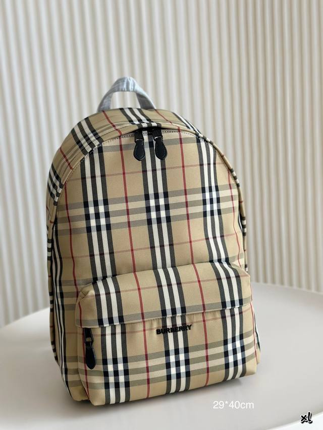 Size：29*40Cm Bur双肩包这款背包以标志性burberry Trench风衣的独创面料作为灵感来源，采用与棉质嘎巴甸同为密织结构的柔韧尼龙材质制成。