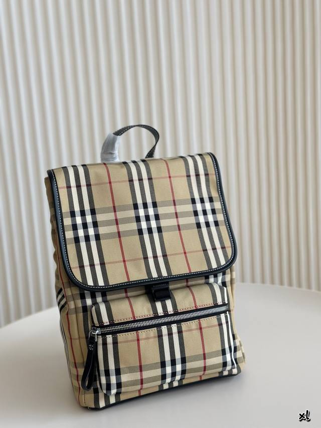 Size：24*32Cm Bur双肩包这款背包以标志性burberry Trench风衣的独创面料作为灵感来源，采用与棉质嘎巴甸同为密织结构的柔韧尼龙材质制成。