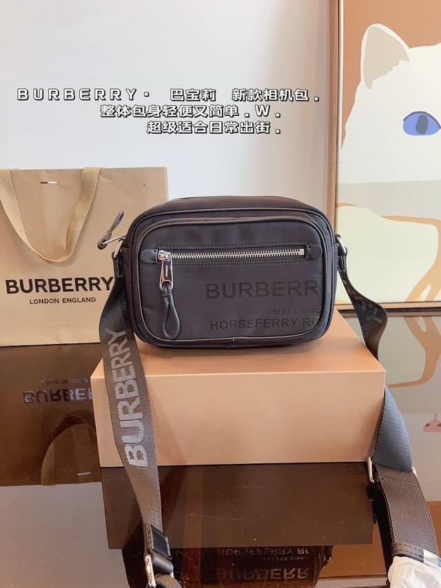 配礼盒. 巴宝莉 Burberry 尼龙相机包 百搭到没朋友 就是酷 时尚感超强 辦识度很高 材质超轻很能装，上身也帅气尺寸：22*9*15Cm