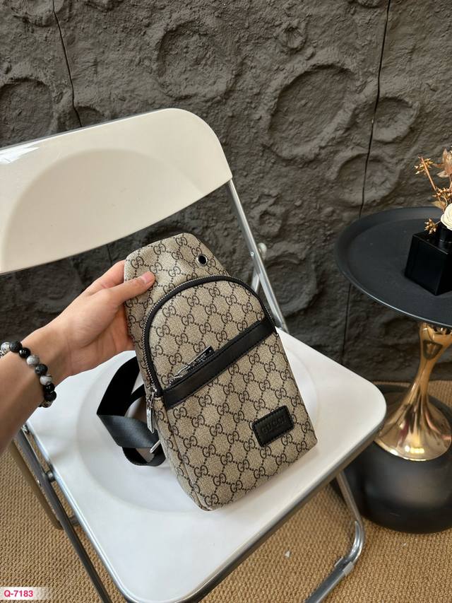 Louisvuitton 路易威登 印花胸包 斜挎单肩包 采用精湛镶嵌细工，实物拍摄 原厂原版面料 尺寸：16.26