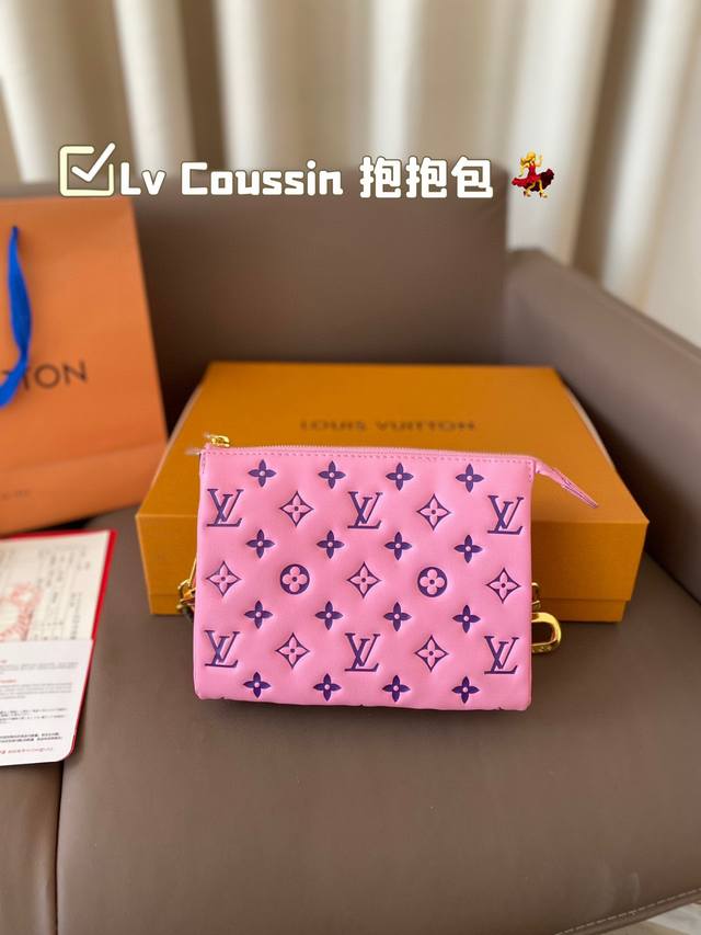 Lv Coussin 抱抱包 牛皮版本 最爱的黑白look来啦 柔软的小羊皮质地让我拿上手的那一刻就爱上了它的触感 包包内里很多小隔层 让各种私人物品各归其位