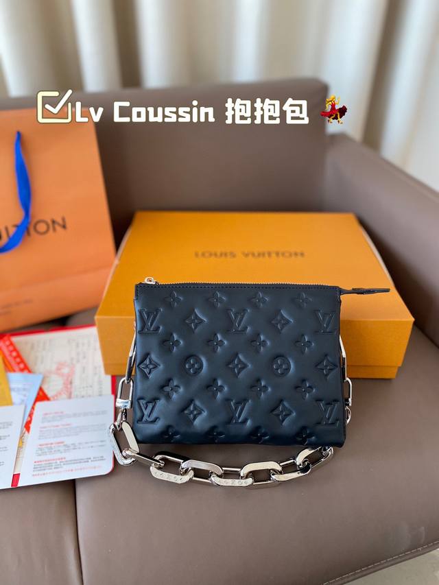 Lv Coussin 抱抱包 牛皮版本 最爱的黑白look来啦 柔软的小羊皮质地让我拿上手的那一刻就爱上了它的触感 包包内里很多小隔层 让各种私人物品各归其位