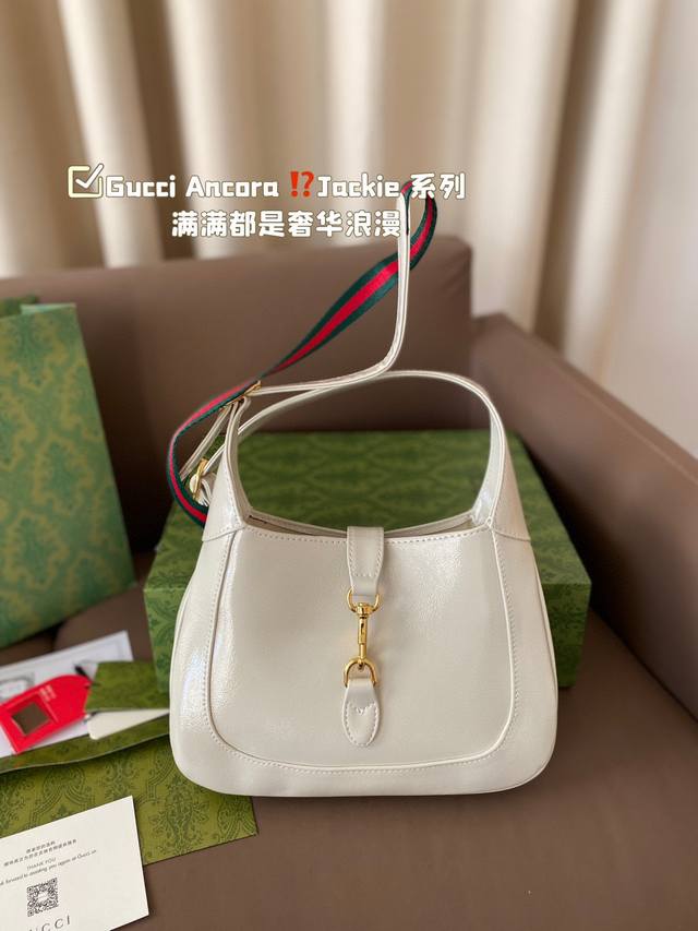 Gucci Ancora 明星同款绝美！ 新款 Jackie 系列丨满满都是奢华浪漫。 不同颜色的包包就像女孩子的心绪有着各种的可能性呀 浅色系给人以柔和清新之