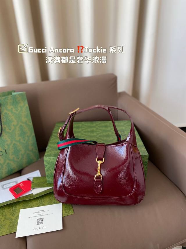 Gucci Ancora 明星同款绝美！ 新款 Jackie 系列丨满满都是奢华浪漫。 不同颜色的包包就像女孩子的心绪有着各种的可能性呀 浅色系给人以柔和清新之