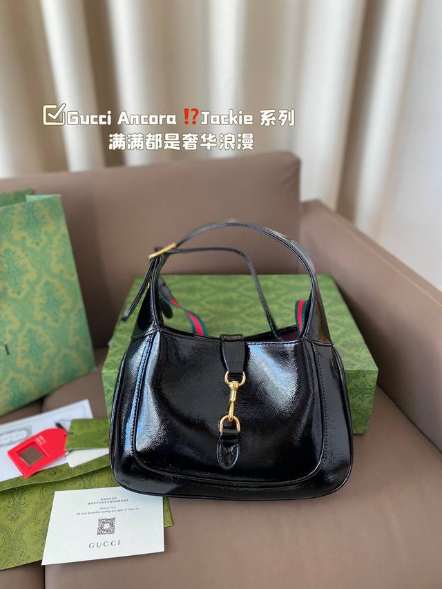 Gucci Ancora 明星同款绝美！ 新款 Jackie 系列丨满满都是奢华浪漫。 不同颜色的包包就像女孩子的心绪有着各种的可能性呀 浅色系给人以柔和清新之