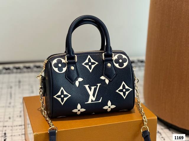 Lv Speedy 20Cm枕头包 无论版型 内里和专柜毫无差别 真正原版复刻 内里可拆卸 火遍全球的爆款机场大包 机车女神包 明星同款 贵气而充满活力的品牌设