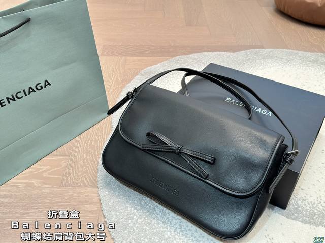 大号 折叠盒 巴黎世家balenciaga 优雅时尚简单又大方 酷酷的感觉 还带给你带来复古潮流的感觉 尺寸大号31 19