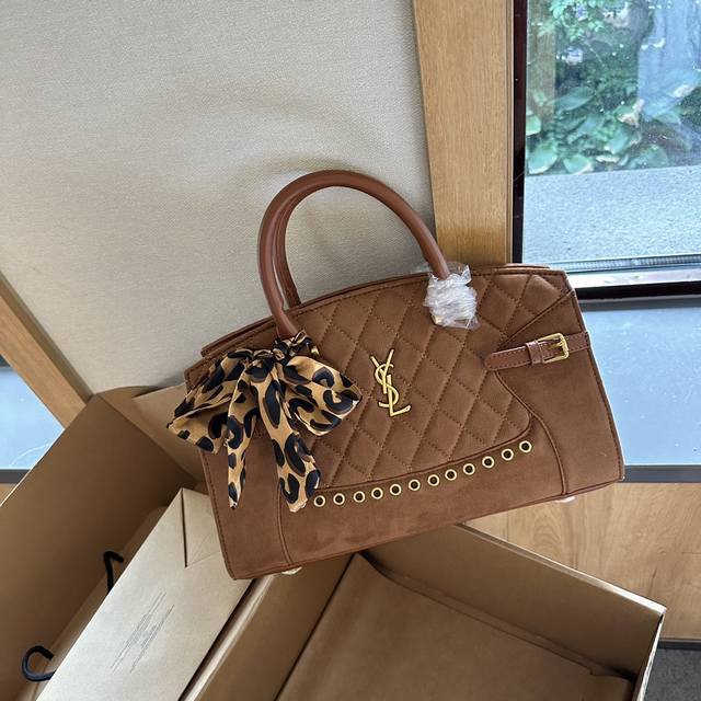 Ysl Lv Dior中古 流浪包 单肩斜挎款 这款包真的很简单 越看越好看 容量非常感人 轻松装纳日常随身物品 这只包真的要安利大家 简直是搭配神器 尺寸：2