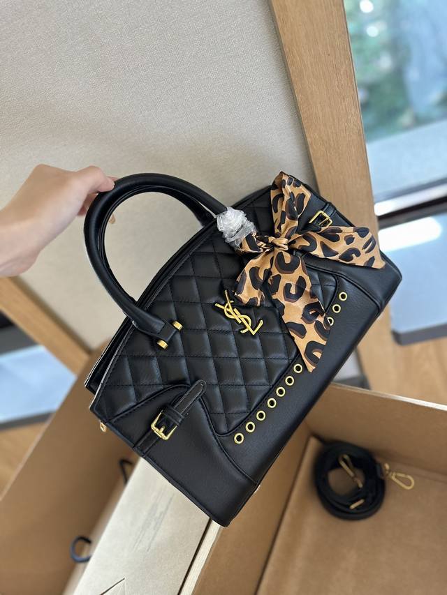 Ysl 中古 流浪包 单肩斜挎款 这款包真的很简单 越看越好看 容量非常感人 轻松装纳日常随身物品 这只包真的要安利大家 简直是搭配神器 尺寸：28