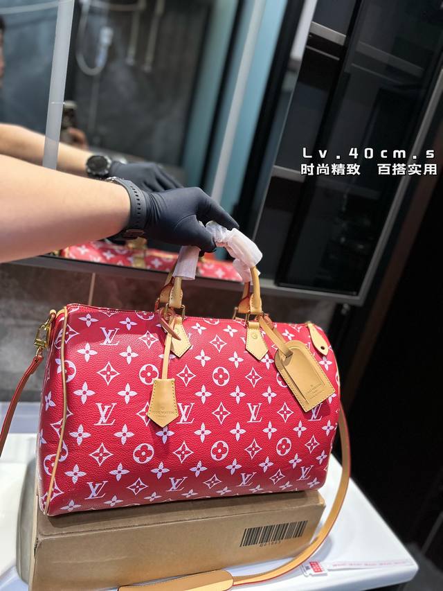 Lv旅行袋本款speedy Bandoulière 40 Monogram Leather 手袋为柔软粒面牛皮革包裹羊皮革内衬，以丝印monogram 图案呈现