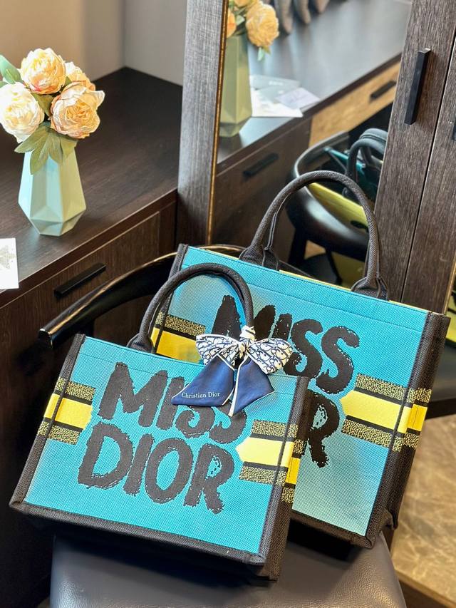 原单 折叠礼盒 送丝巾 Dior 新款 限定 托特tote 超实用的尺寸 新配色购物袋~ 出游必备单品ab！ 尺寸 35Cm中 41Cm大