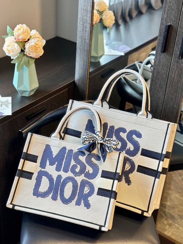 原单 折叠礼盒 送丝巾 Dior 新款 限定 托特tote 超实用的尺寸 新配色购物袋~ 出游必备单品ab！ 尺寸 35Cm中 41Cm大