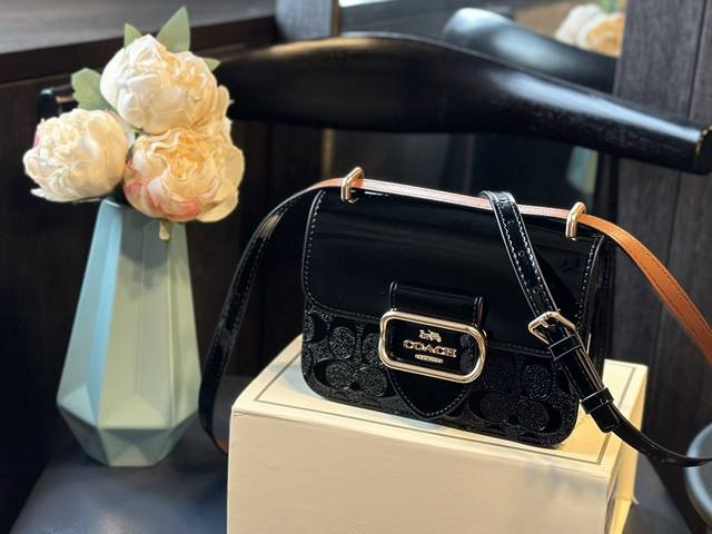 牛皮浮雕 折叠礼盒 Coach 新品 Morgan 小方包 Morgan 整个家族偏摩登复古的风格，有一种经典沉稳 大气的感觉又隐约个性的感觉～ 非常精致又高级