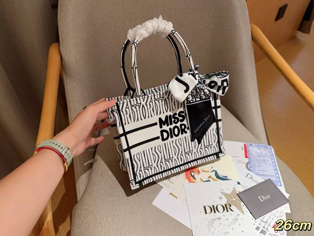 高版本配送丝巾 迪奥dior 24新品winter Miss Dior系列 Tote Book 托特包tote 绝美的梦中情包 尺寸26Cm 礼盒包装