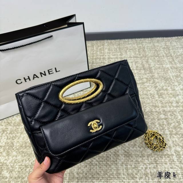 折叠盒 Chanel24B黑金晚宴包 高级感黑金系列chanel 精美手提浮雕chanel字母标志点缀、透露出低调奢华千金风范、不仅有复古韵味 优雅高级质感 做