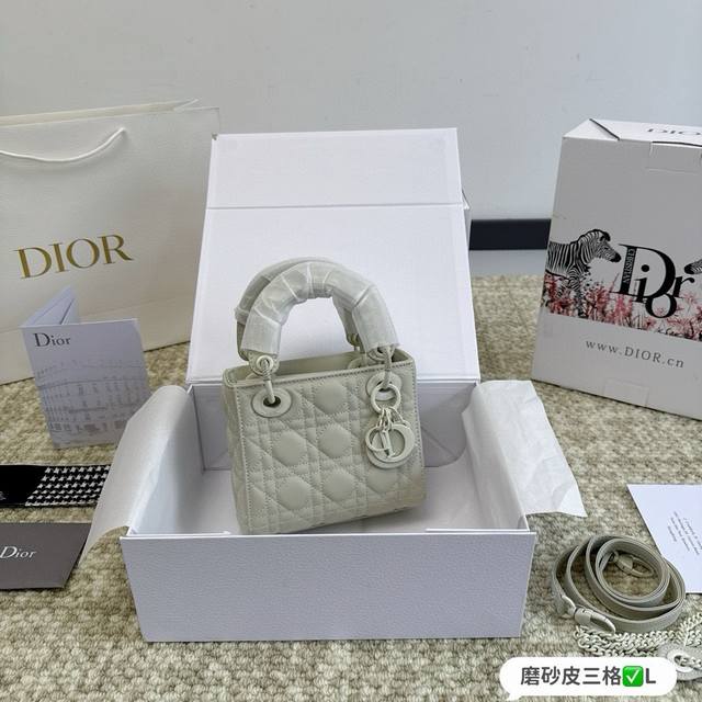 全套包装 原版皮 原版链条 磨砂三格lady Dior 戴妃磨砂这只新出的磨砂系列真的太好看了吧！直直击中我的心脏、配上赠送的丝巾简直了！太般配了吧！！这个si