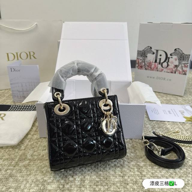 全套包装 漆皮原单品质 Dior 迪奥戴妃包 不好穿搭？？ 这款戴妃包算是迪奥最经典的包包之一了吧！！很多人都因为觉得它太小不实用又不好搭配放弃了它 还是阻挡不