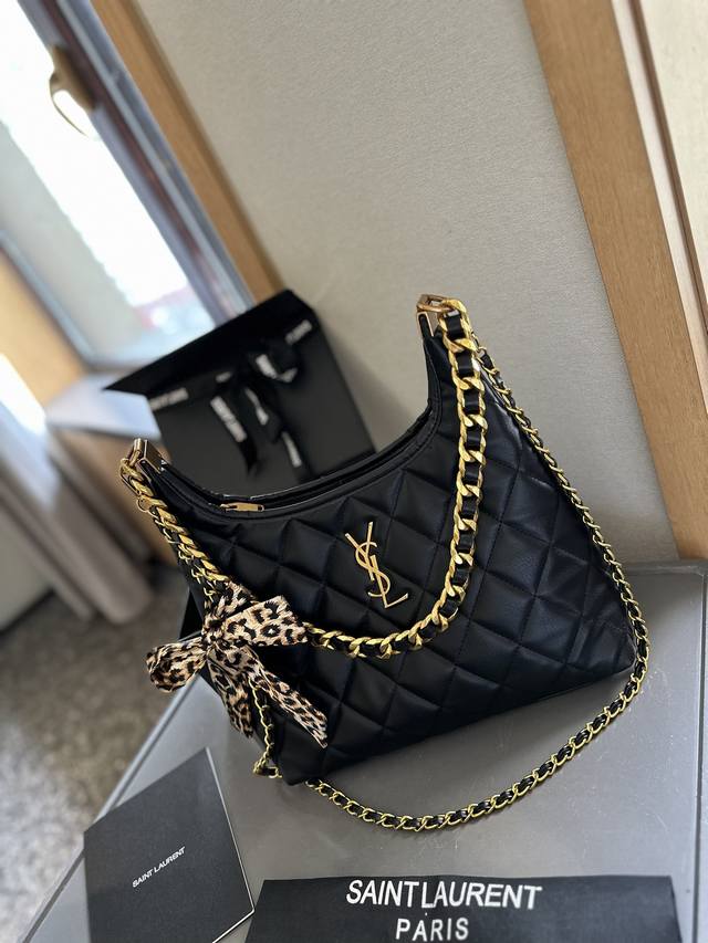 礼盒包装 Ysl 中古bagatelle ，金链腋下包 单肩斜挎款 这款包真的很简单 越看越好看 容量非常感人 轻松装纳日常随身物品 这只包真的要安利大家 简直