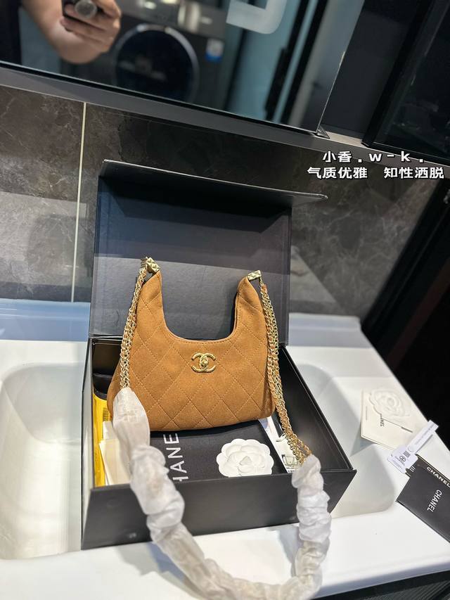 礼盒包装 Chanel 香奈儿 24 新品 流苏hobo 腋下包 谁能拒绝一个能装又好看的hobo啊！ 还是羊皮黑金hobo 而且链条也很特别 虽然链条是看起来