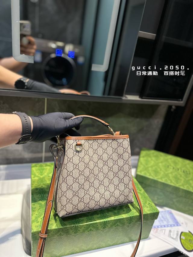 Gucci Emblem水桶包“古驰的发财桶” 身上得背有发财包 财运滚滚来gucci Emblem托特包，小号老花花纹，面料拼牛皮，条纹帆布内衬，肩带可调节，