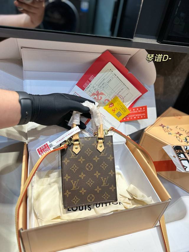 折叠盒飞机盒 定制版 Lv 迷你购物袋 Lv 琴谱包出货 高订黄皮！升级版！ 配长肩带斜挎可以手提 一上身就秒爱上它！ 尺寸14.18