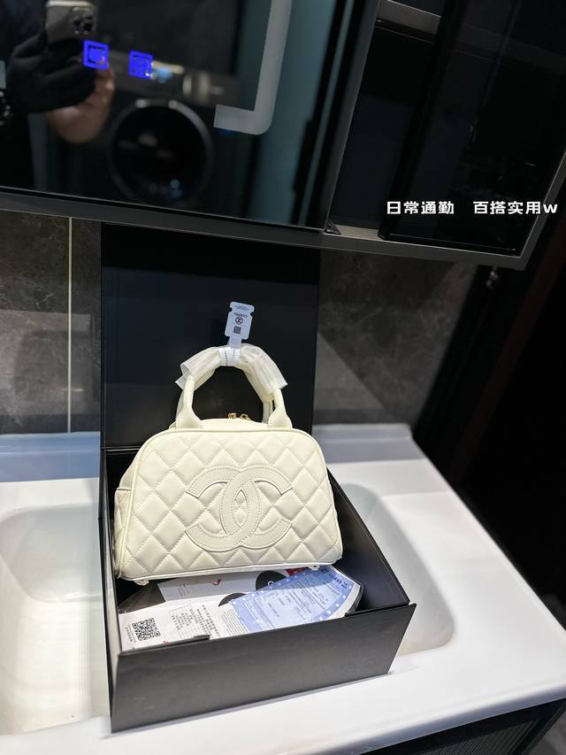 礼盒包装 Chanel中古保龄球包 香奈儿chanel 中古保龄球包 Jennie 同款中古保龄球包 #香奈儿cf #许愿香奈儿 #Chanel中古包 #奈儿包