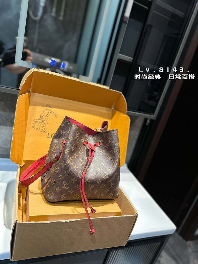 Lv 香槟桶 满满的专柜味道 Lv水桶包néonoé选用柔软的monogram帆布面料 并搭配变色皮装饰 细节完美对花 配纯正变色小牛皮 原版五金全部带logo