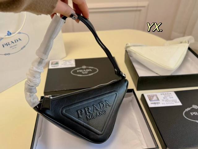 配盒 Size:26×14 Prada 普拉达三角腋下包 经典的三角形设计几何图案 线条时尚利落，轻便能装 肩背及手拎搭配凹造型 很百搭，可盐可甜可休闲