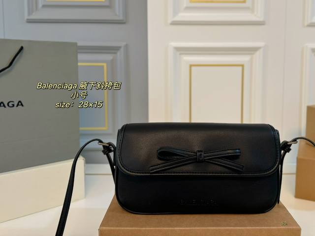 小号 折叠盒 Size： 28×15小号 Balenciaga 巴黎世家leopolda Pochette 腋下斜挎包 可调节肩带，斜挎腋下 可以满足你的各种d