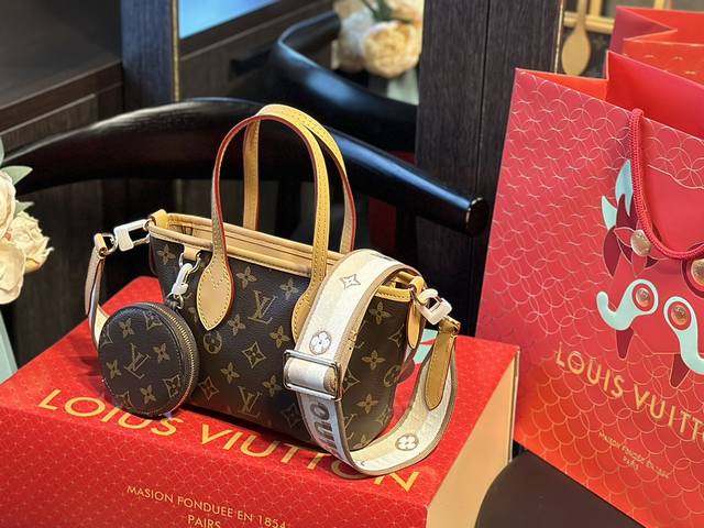 原单 龙年限定包装 折叠礼盒 官网飞机箱 Lv 新品 Mini Tote 这款包 真是太有味道了 浓浓的复古风情 Vintage 的精髓体现的淋漓尽致 挺括明快