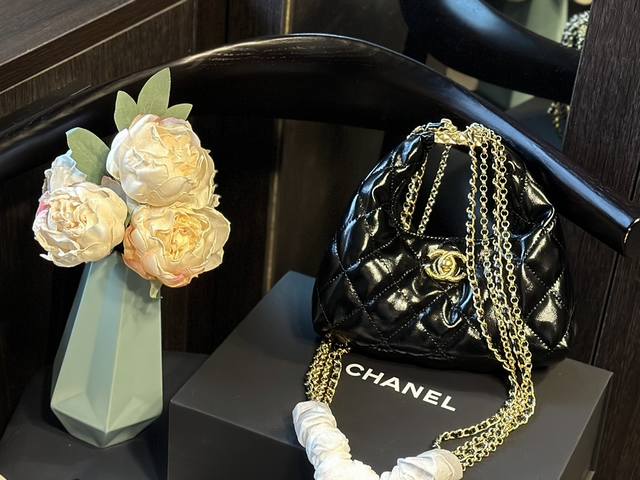 折叠礼盒 Chanel 香奈儿 24 新品 流苏hobo 腋下包 谁能拒绝一个能装又好看的hobo啊！ 还是羊皮黑金hobo 而且链条也很特别 虽然链条是看起来