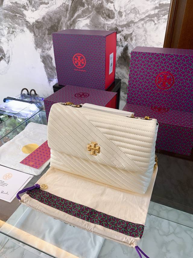 牛皮版本 Tory Burch 托里伯奇 大小适中.原单开模定制 五金内衬镂空logo 内带产地标进口面料手感质感超级好更耐磨！亮泽五金不褪色 单肩斜挎包时尚百