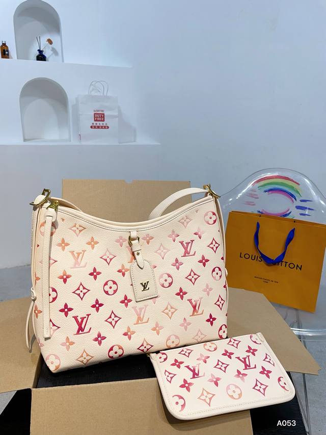 无盒 Lvcarryall 托特 好梦幻的色彩 Lv24的新品分享给大家 期待己久的lv包包 牛奶配色 时尚感十足，实用性也毫不逊色 无论是逛街、学会还是工作，